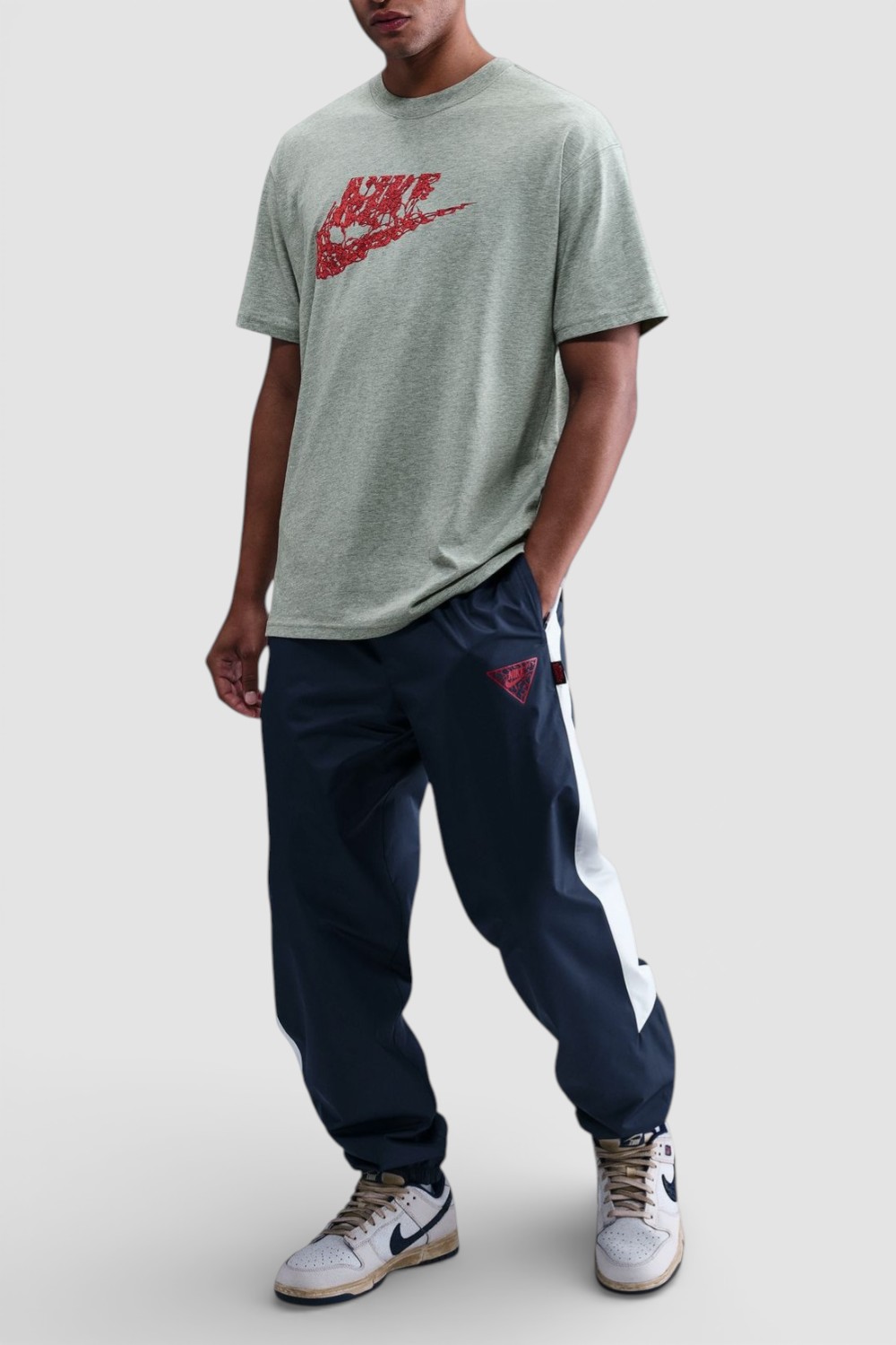 תמונת כל הלוק של חולצת טי נייקי X דברים מוזרים